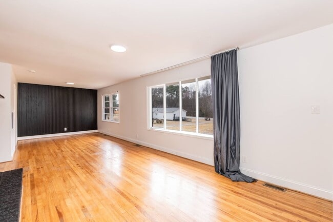 Building Photo - Huge Four Bedroom Home!