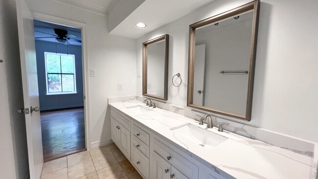 Building Photo - 372 Robbins Dr