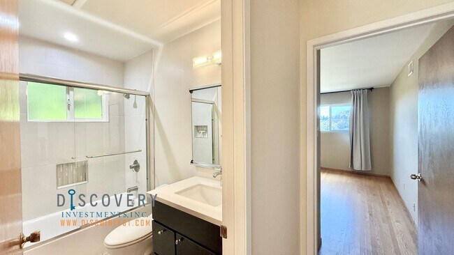 Building Photo - Mid-Century Modern 3 Bedroom Home in Montclair