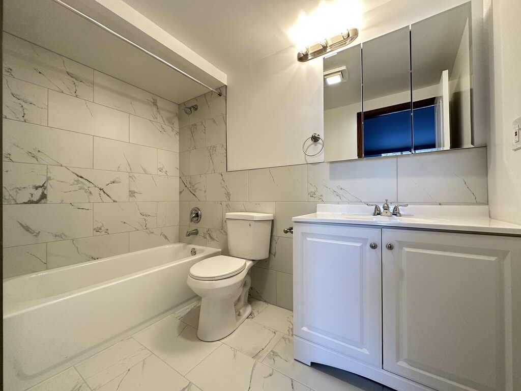 Building Photo - 1653 Oakwood Ave