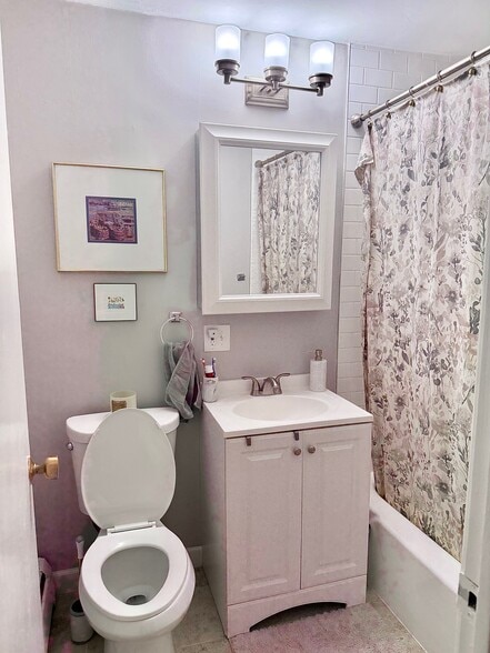 Building Photo - 426 W Barry Ave