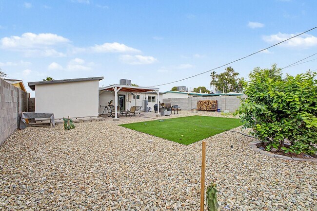 Building Photo - 2025 E Howe Ave