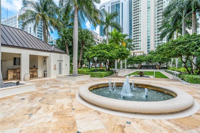 Building Photo - 347 N New River Dr E