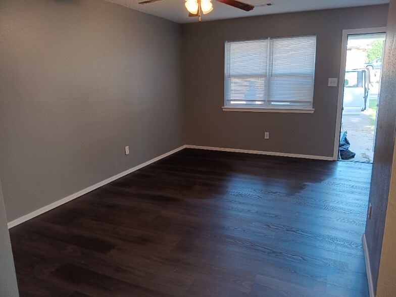 Building Photo - 1601 N Hills Blvd