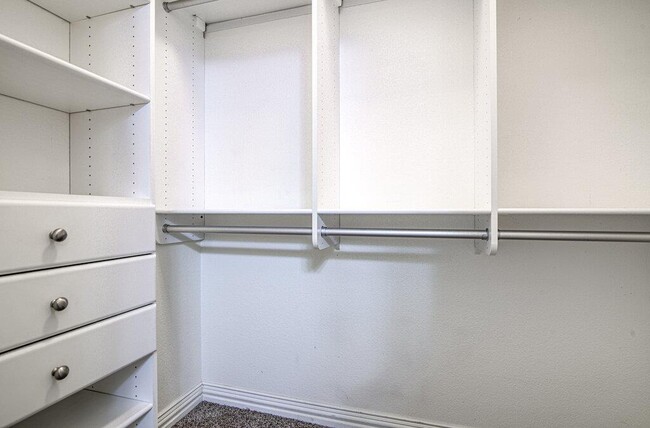 Building Photo - 1425 River Forest Dr