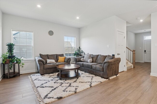 Building Photo - Beautifully Upgraded 4B/3.5B Home with Dec...