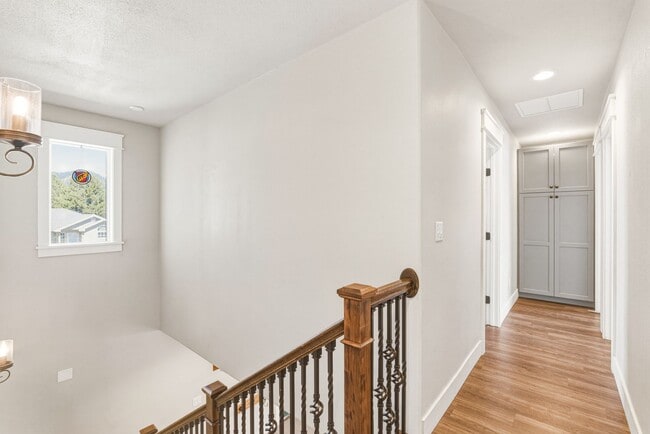 Building Photo - Bright & Spacious 4-Bedroom Haven Just Minutes from Leavenworth Village
