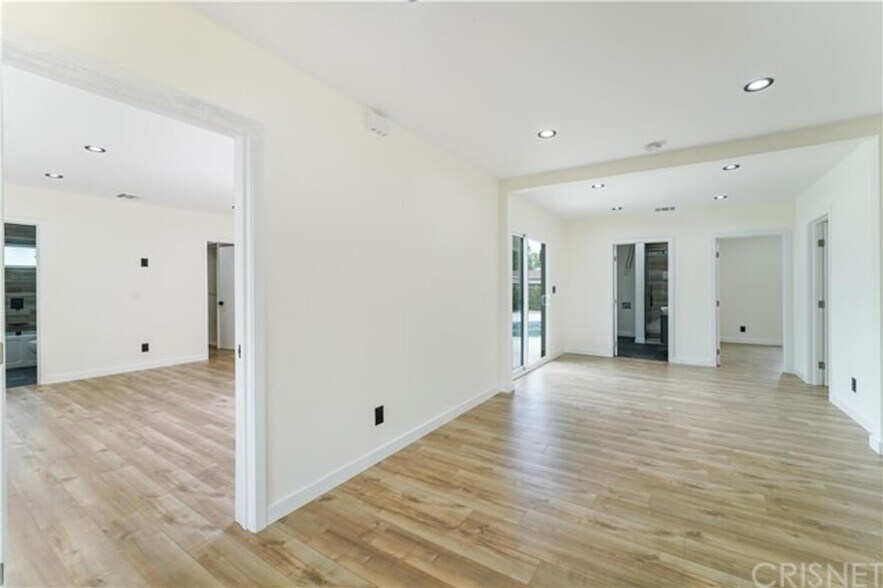 Building Photo - 2025 N Pass Ave