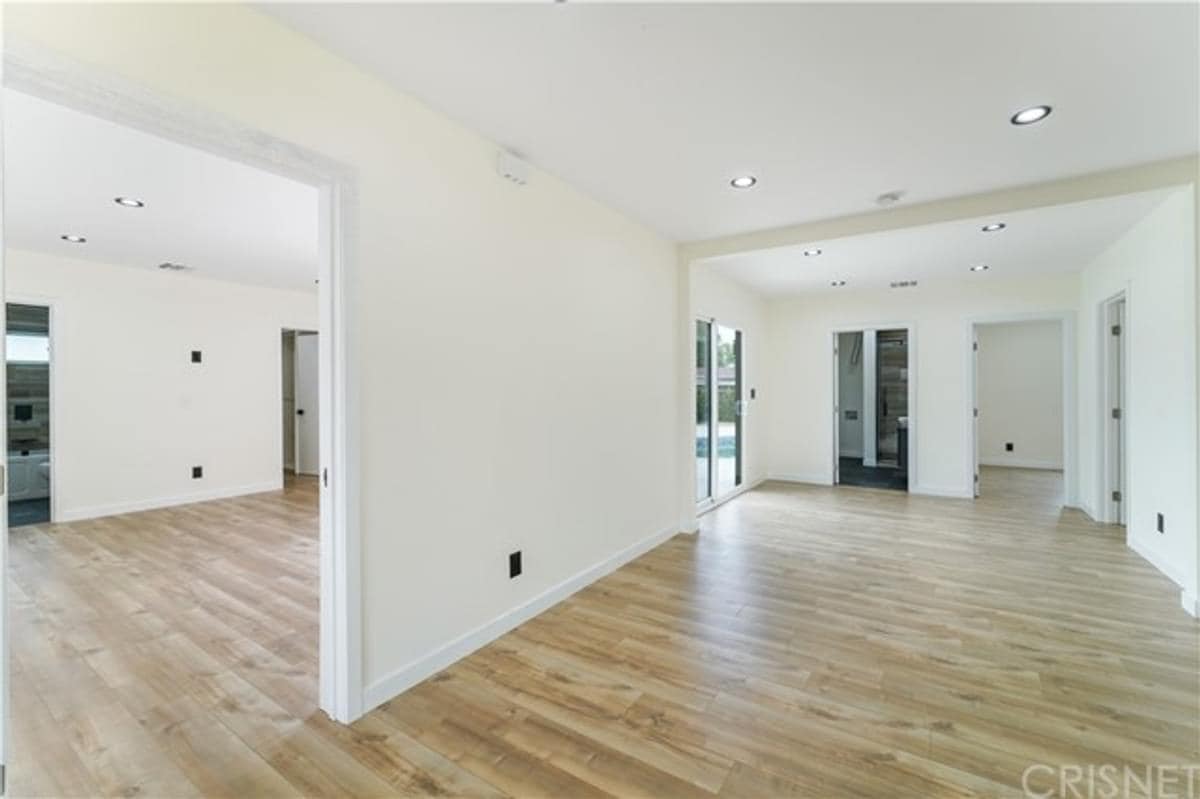 Building Photo - 2025 N Pass Ave