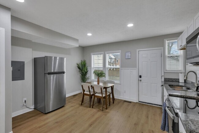 Building Photo - Modern 2BR Townhouse Walk to Downtown All Utilities Included