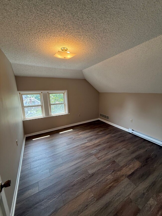 Building Photo - 836 Dewey Ave