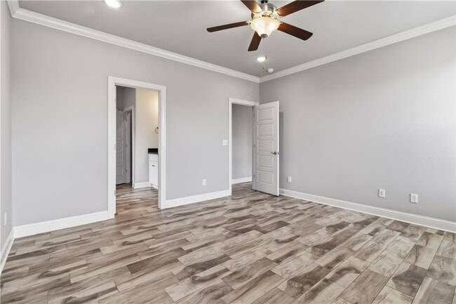 Building Photo - 931 E Skyline Lp