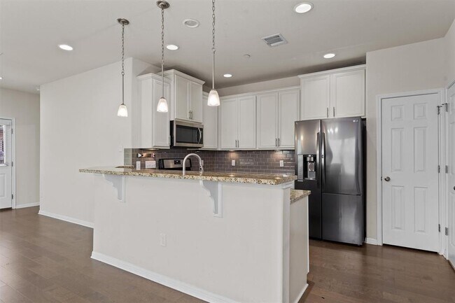 Building Photo - 2304 S Lakeline Blvd
