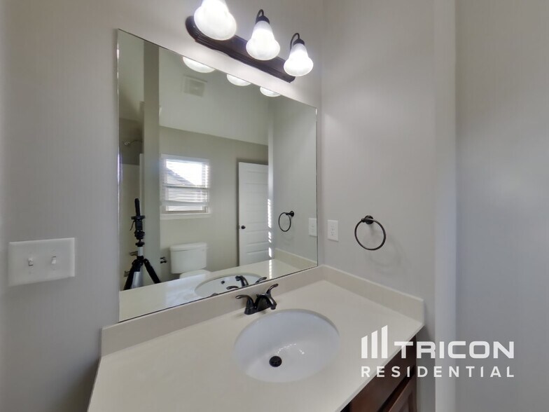 Building Photo - 409 Akers Dr