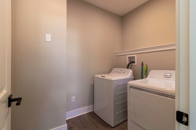 Building Photo - Downtown Milford Year Round Rental - Unfur...