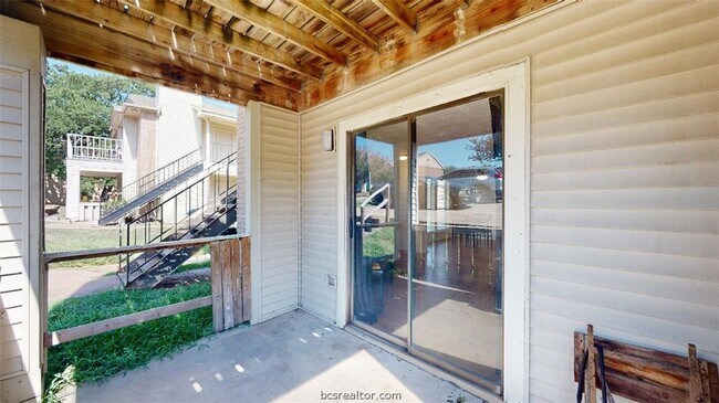 Building Photo - 1005 Spring Loop
