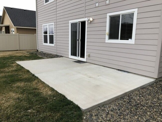 Building Photo - Walking distance to Settlers Park