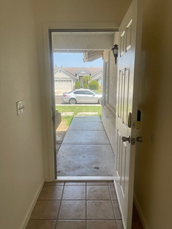 Building Photo - Charming 3-Bedroom, 2-Bathroom Home for Rent in Quiet Neighborhood