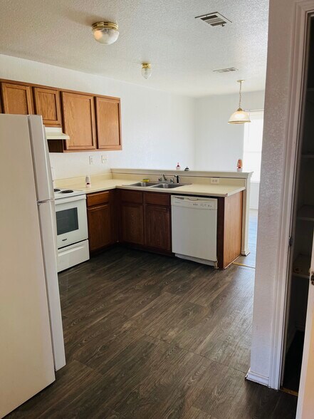 Building Photo - 2804 Cantabrian Dr
