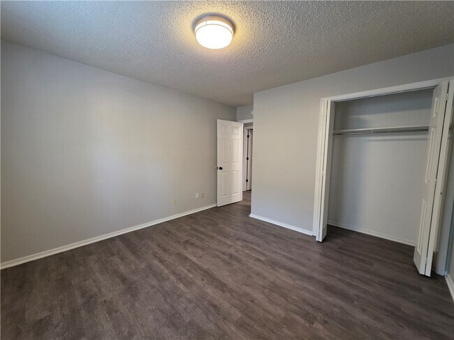 Building Photo - 1008 N Turtle Creek Dr