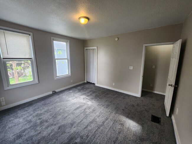 Building Photo - 2 Bedroom House in Rock Island