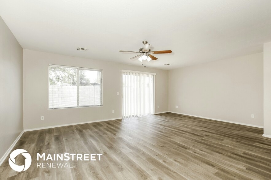 Building Photo - 2612 E Paradise Ln