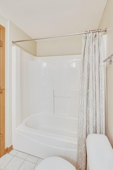 Building Photo - 16600 Liberty Cir