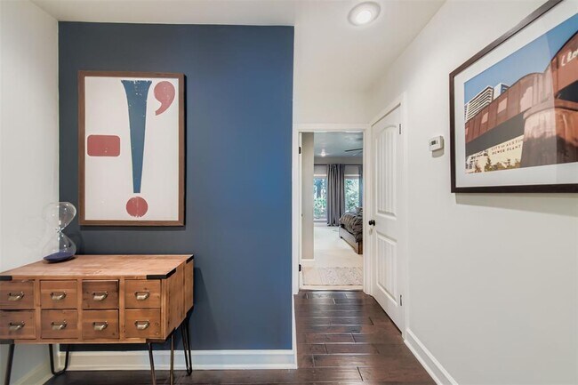 Building Photo - 505 W 7th St