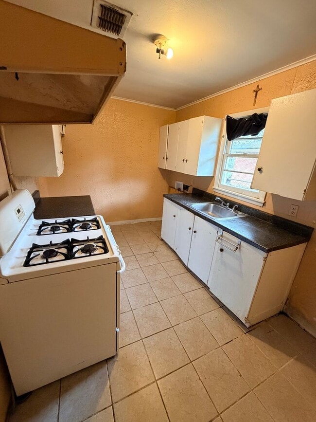 Building Photo - Spacious 3 Bedroom Home