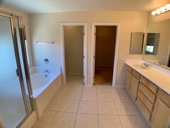 Building Photo - 9679 Ridgebluff Ave