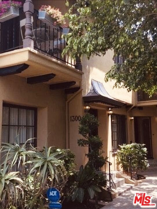 Building Photo - 1302 S Orange Dr