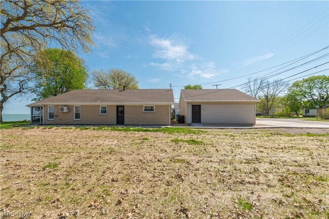 Building Photo - 3844 Edgewater Dr