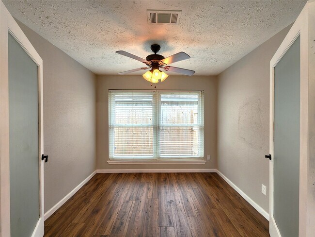 Building Photo - 2118 Creston Dr