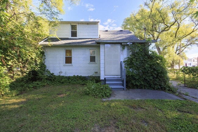 Building Photo - 5021 Anatole St