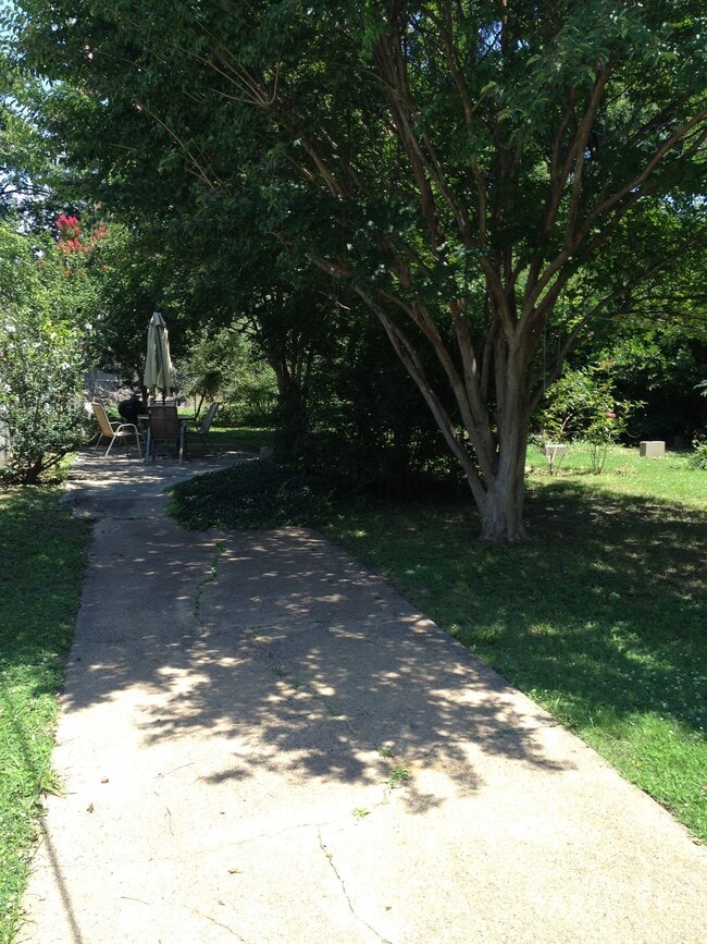 Building Photo - 2288 York Ave