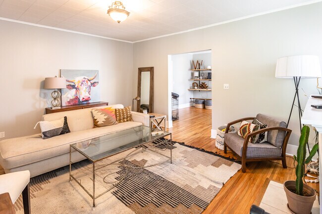 Building Photo - 1124 S Newport Ave