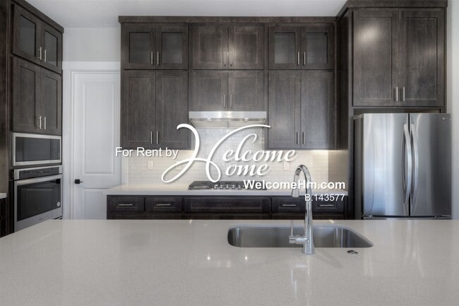 Building Photo - 262 Commodore Dr