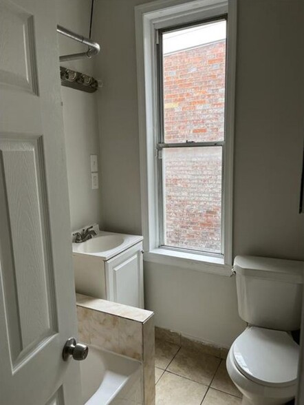 Building Photo - 5117 Ludlow St