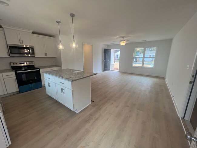 Building Photo - Newly built 3 bedroom 2 bathroom in East T...