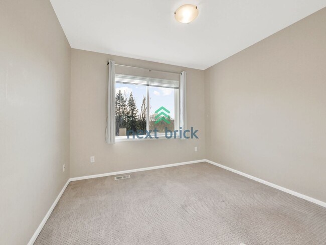 Building Photo - 5 Bed and 3.5 Bath Single-family Home is A...