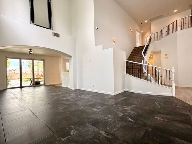 Building Photo - Northwest Valley 6 bdr  4400 sq ft  with RV parking, pool, covered patio -  all on a 1/2 acre lot!