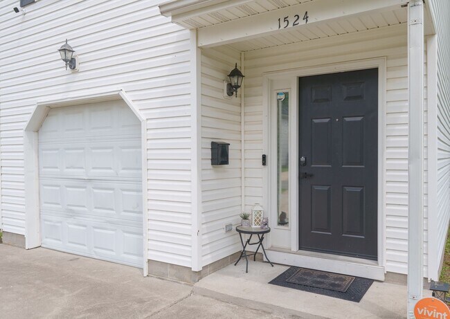 Building Photo - MOVE IN READY 3 Bedroom in the Heart of No...