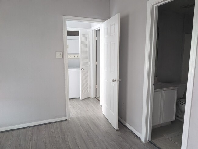 Building Photo - 6289 Wilcrest Dr