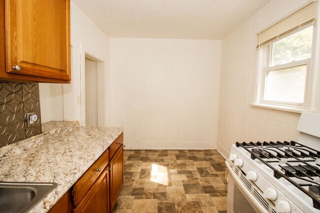 Building Photo - 636 Allyn St