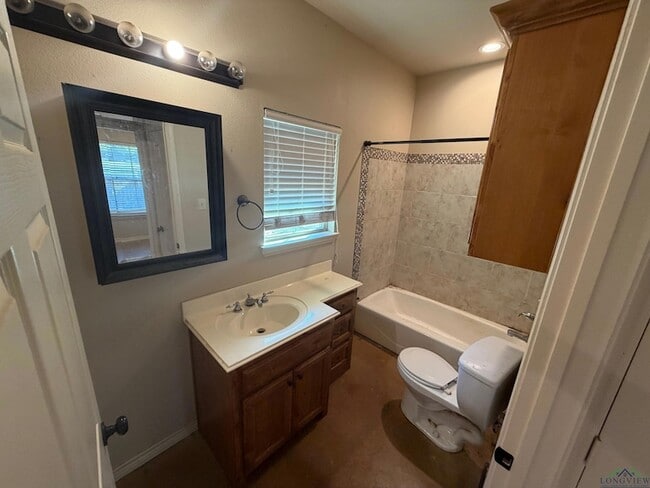 Building Photo - 156 Summer Creek Dr