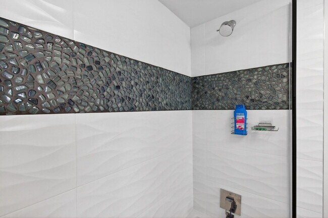 Building Photo - 1236 Hillsboro Mile