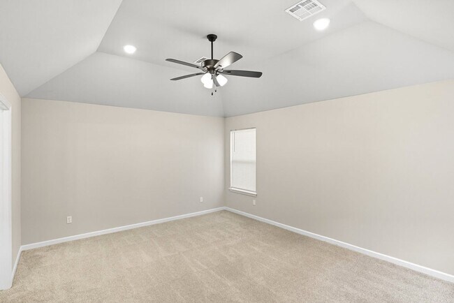 Building Photo - Like new, Move in Ready.