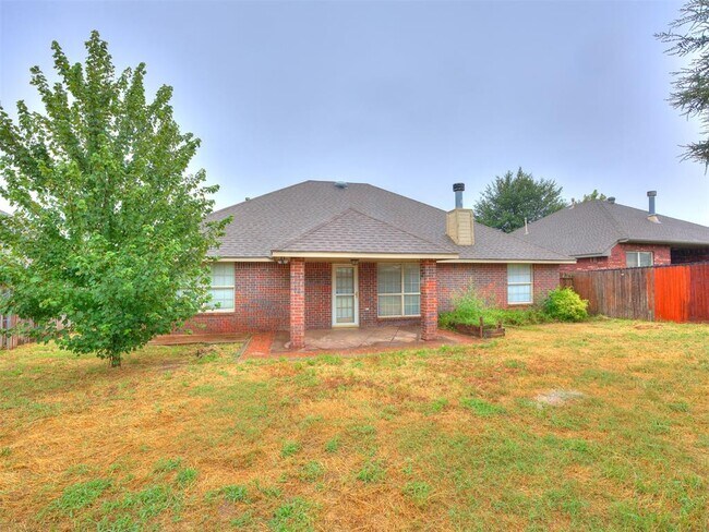 Building Photo - 1605 SW 33RD St