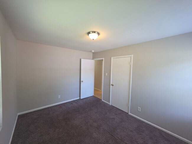 Building Photo - 4800 Crestmont Dr