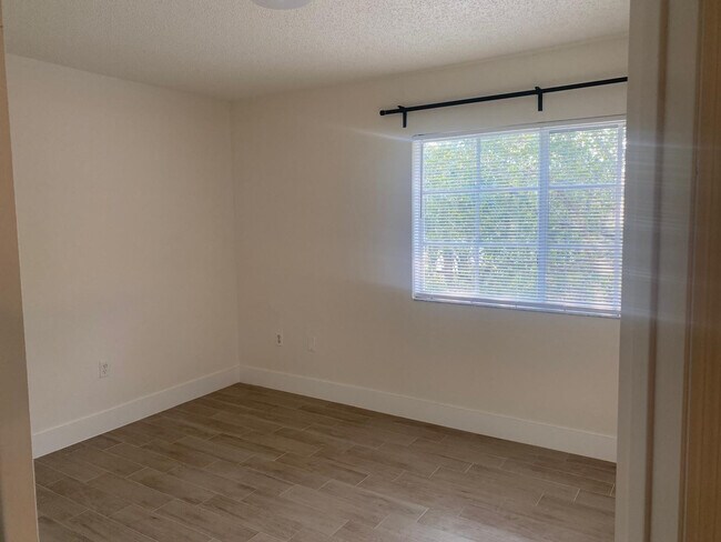 Building Photo - 2457 Centergate Dr